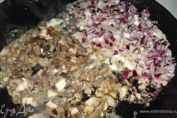 На сковороде растопить 2 ст.л. сливочного масла и обжарить лук и грибы сначала по отдельности, затем соединить вместе и обжарить еще пару минут.