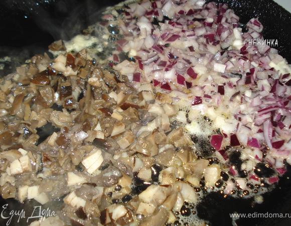 На сковороде растопить 2 ст.л. сливочного масла и обжарить лук и грибы сначала по отдельности, затем соединить вместе и обжарить еще пару минут.