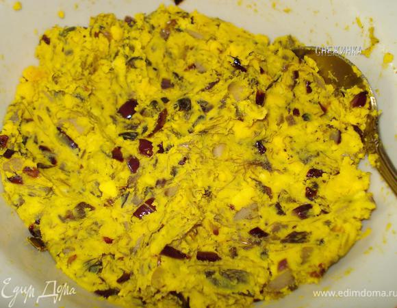 Добавить к ним грибы с луком. Тщательно перемешать. По вкусу добавить соль и перец.