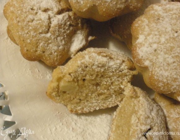 Размякченное масло взбить с сахаром до образования пышной пены, постепенно добавляя по одному яйца. Постоянно перемешывая ввести сметану, разрыхлитель и муку. Яблоко очистить от кожуры и семян, нарезать кубиками и добавть в тесто. Формы для кексов смазать маслом и слегка обсыпать той же мукой (цельнозерновой). Выложить порционно тесто и выпекать приблезительно 20 мин в духовке при 180-200 градусах.
