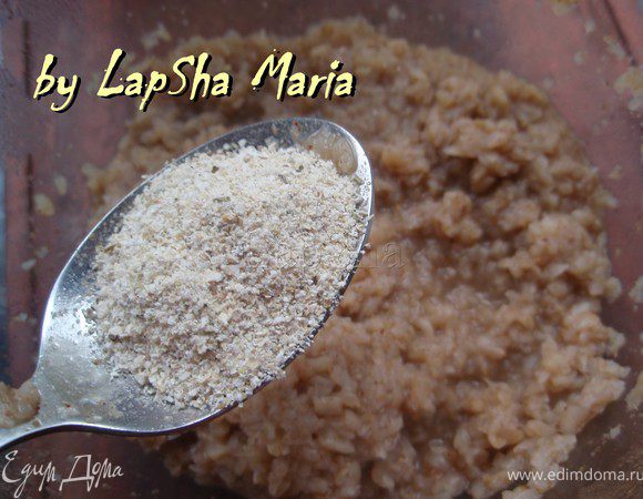 В разбухшие хлопья добавляем измельченные овсяные хлопья. Они впитают лишнюю влагу и немного склеят гречневые хлопья.