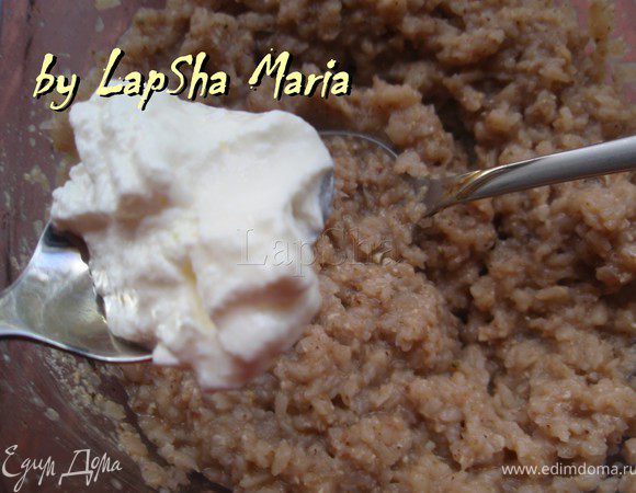 Затем добавим сметану. Посолим, поперчим и хорошо перемешаем.