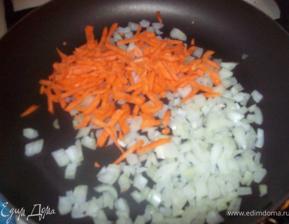 лук режем кубиками, морковь режем мелкой соломкой или трем на крупной терке. я нарезала соломкой. Обжариваем на растительном масле до золотистого цвета