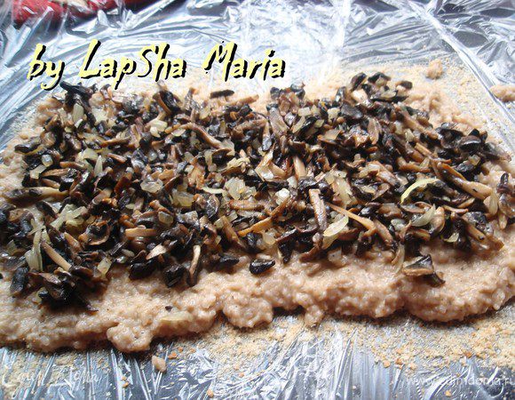 Сверху выкладываем обжаренные с луком грибы.