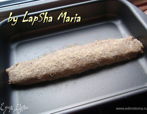 Аккуратно при помощи пищевой пленки сворачиваем рулет. Рулет получается довольно хрупкий, все таки гречневая смесь получается не особо однородная. Форму посыпаем панировкой, выкладываем рулет, сверху тоже присыпем сухарями. Сбрызнем немного оливковым маслом.