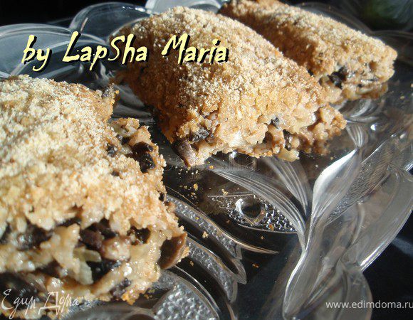 Ставим в духовку на 20 минут при температуре 200С режим верх+низ. Когда рулет готов, для удобства можно разрезать его на три части и перетащить с помощью лопатки на тарелку. Приятного аппетита!