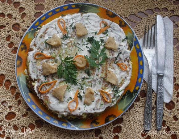 Украсить торт сверху майонезом, зеленью, впрочем чем угодно повкусу. Приятного аппетита!