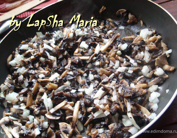 Когда влага из грибов выпарится, добавим масла и мелко нашинкованный лук, обжарим до легкой румяности минут 5-7. Посолим.