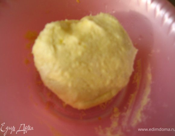 размягченное сливочное масло разделить на 12 частей и добавлять по частям в тесто.Каждую последующую часть масла добавлять после того, как предыдущая поглощена тестом. Должно получиться гладкое, эластичное тесто, немного липнущее к рукам. Заворнуть его в пленку и отправить в холодильник на 4-5 часов. Я обычно тесто делаю вечером, а утром пеку печенье.