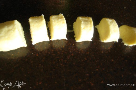 Отрезать от теста небольшой кусок (остальное оставить в холодильнике) и быстро раскатать в руках колбаску, разрезать на кусочки.