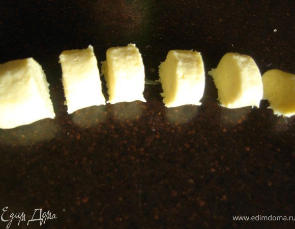  Отрезать от теста небольшой кусок (остальное оставить в холодильнике) и быстро раскатать в руках колбаску, разрезать на кусочки.