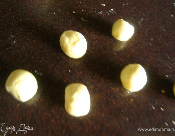 кусочки теста скатать в шарики. Все надо делать быстро, если тесто долго держать в руках, оно начинает "таять"