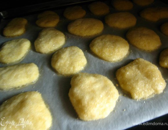 Укладываем на противень на расстоянии 3-х см друг от друга. Во время выпечки печенье увеличивается в объеме и расслаивается.