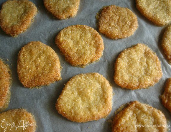 Духовку разогреть до 160гр.Выпекать 20-25 минут, до золотистого цвета. Пока выпекается один противень с печеньем, готовить второй. 