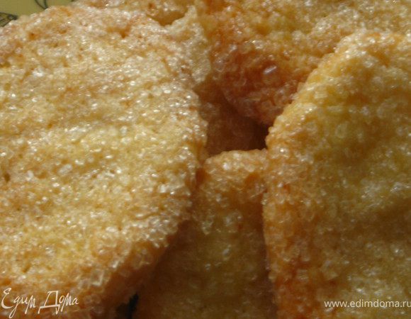 Печенье горячим снять с бумаги.Осторожно! очень хрупкое! Но после того как остынет, оно будет хрустящее, но не ломкое.