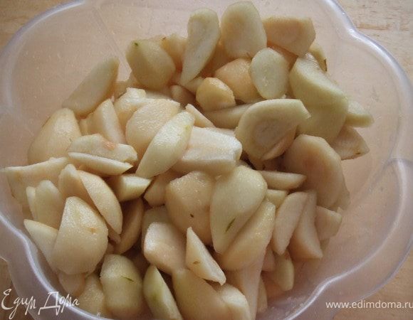 Груши очистить от кожуры и семян. Затем нужно груши нарезать на дольки (кто желает то на кубики).  