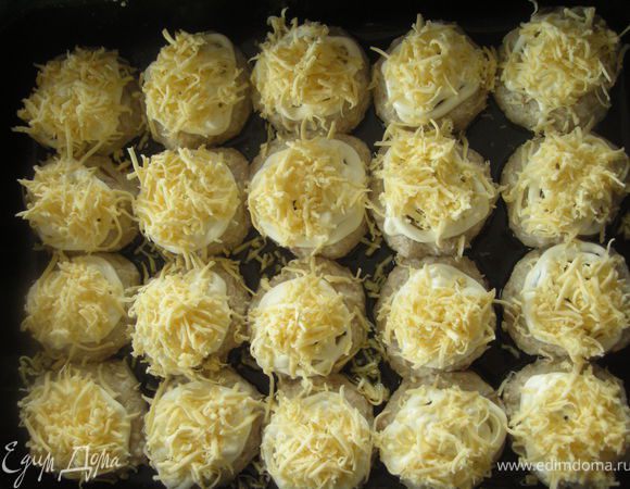 Затем на грибочки выкладываем немножко майонеза и посыпаем сыром.