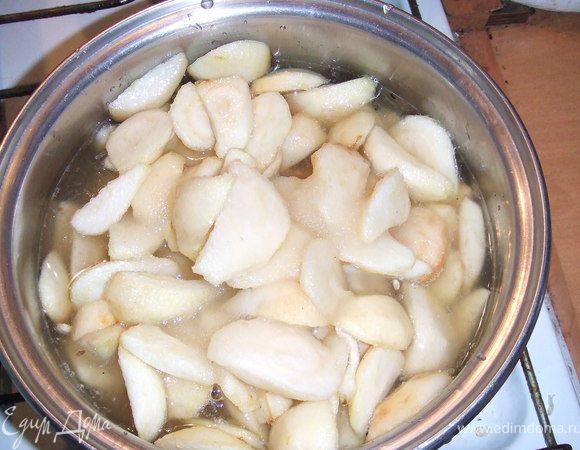 Груши нужно полить лимонным соком и засыпать сахаром, оставляем в сторону, пока груши не пустят сок. Затем перелить в противопригарную кастрюлю, и варить 20 мин. постепенно помешивая,также нужно собрать пену.