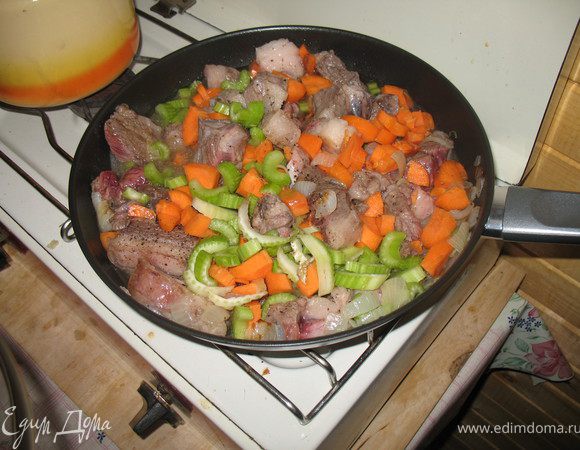 Обжариваем сначала лук и чеснок, потом добавляем мясо, когда подрумянится вываливаем оставшиеся овощи. Вливаем вино, и тушим в течение часа-полутора.
можно добавлять бульон.