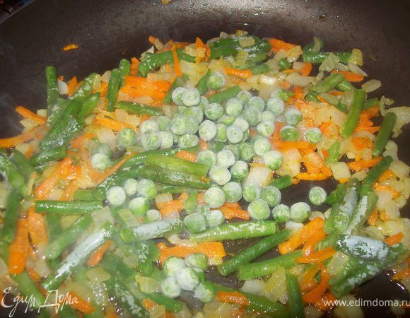 добавить горошек и обжаривать еще минуты 3