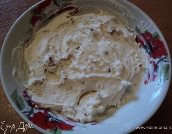 Печенье измельчить не очень мелко, смешать с творожком и сметаной.