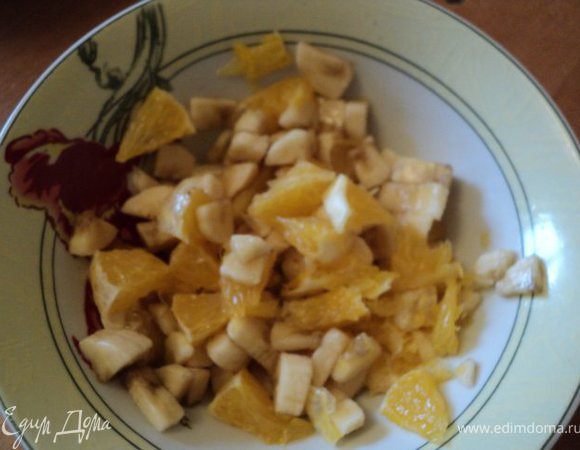 Банан и апельсин очистить и порезать на кусочки.