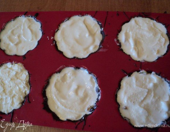 Пломбир заранее вынуть из холодильника, что бы слегка подтаял. Выложить подтаявший пломбир сверху на фрукты. Поставить формочки в морозилку на 30мин.