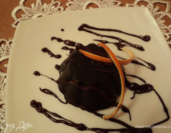 После того как мороженое схватится, залить сверху формочки растопленным шоколадом и снова поставить в морозилку для застывания на 30мин.
Вынуть десерт из формочек, сверху украсить молочным ( или белым ) шоколадом. Перед подачей за 0 .5 часа десерт из морозилки переместить в холодильник. 
