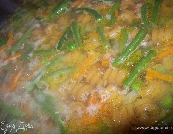 добавляем сухие макароны. учтите они увеличиваются в процессе варки в полтора раза.варим ровно 3 минуты под крышкой. Эти макароны варятся ровно 7 минут.