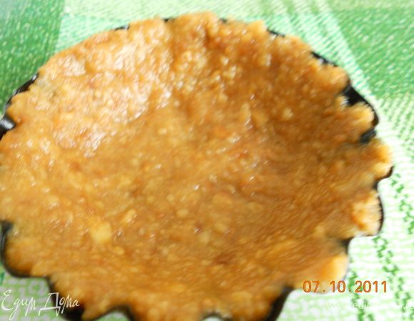 печенье измельчить в крошку, соединить со сливочным маслом и яйцом, все перемешать, и уложить в формочки для кексов, и отправить в холодильник на 15 минут