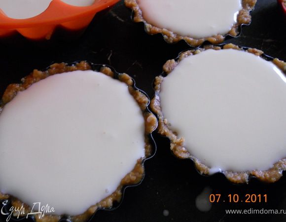 вынимаем формы из холодильника, и наливаем в них сырную массу