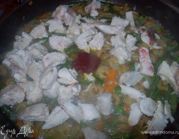 через три минуты добавляем ложку томатной пасты и нарезанную курицу. перемешиваем. закрываем крышку и тушим еще 4 минуты. смотрите что бы жидкости для варки макарон хватило. если мало будет добейте кипятка 