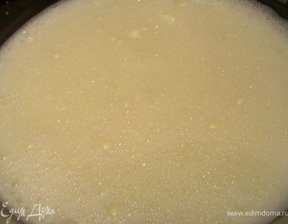 Соединяем желтковую массу с молоком, сливками и ванильным экстрактом (я молоко и сливки подогрела до первых пузырьков) и все тщательно взбиваем (или кладем в мороженицу и она взбивает). Перекладываем в пластиковый контейнер и ставим в морозилку часов на 5-6. Далее нужно смесь взбить еще 2-3 раза с интервалом 1-1.5 часа. 