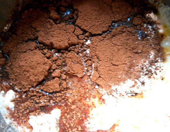 Приготовить блинное тесто. ***Я всегда считал и мое мнение до сих пор не изменилось что блинчики - продукт, не требующий точных пропорций. Тут все интуитивно. Есть только основы! В частности, я ориентируюсь на 2 яйца, хотя в этот раз пришлось ограничиться одиним, а далее доверьтесь интуиции. Какао-порошок, 3-4 ст.л., мука, вода - я обычно несколько раз подсыпаю немного муки/разбавляю жидкостью, чтобы определиться с идеальной консистенцией. Бывает, что и после первого выпеченного блинчика приходится что-то корректировать. Сахарная пудра - это по желанию, можно и вообще не добавлять, а вот про хорошую щепотку соли не забудьте - с нею шоколад лучше раскрывается! 1-2 ст.л. оливкового масла в тесто тоже не помешают, но это дело вкуса.***