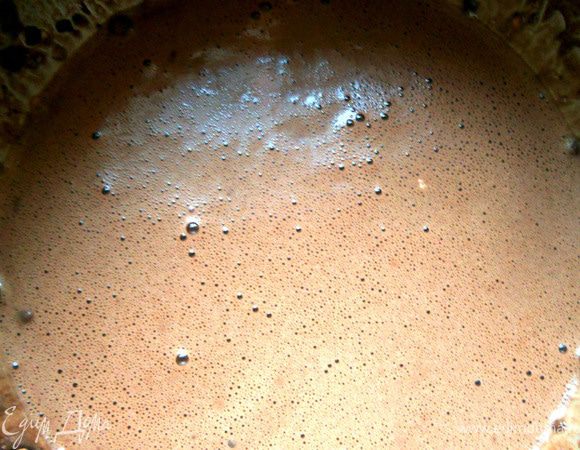 Взбить тесто в блендере/миксером. Несколько раз перемешать ложкой, "выпуская" воздух - в данном случае мне кажется, что лишние пузырьки не нужны. 