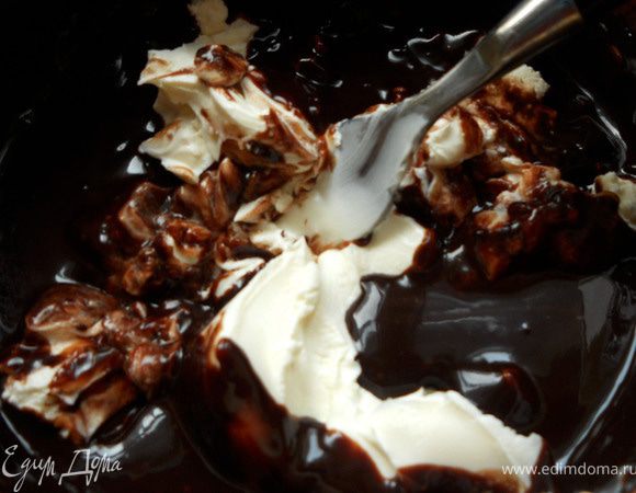 Добавить творожный сыр, ром и размешать. ***Скажу сразу: крема (и медового и особенно шоколадного вышло больше, чем требовалось, поэтому можно увеличивать количество блинов, уменьшать - крема либо оставить как есть и остатки разложить по креманкам, охладить и подать как дополнительный десерт***