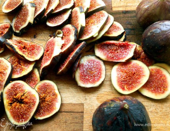 Инжир нарезать (можно ломтиками разной толщины - удобно для сбора пирога). 