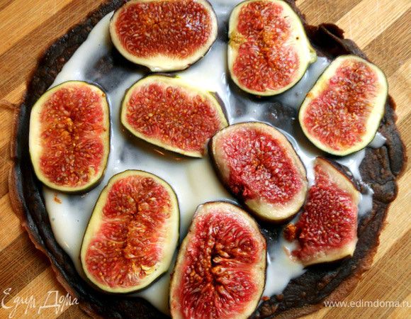 Собрать пирог. Смазать блинчик медовым кремом, выложить ломтики инжира. 