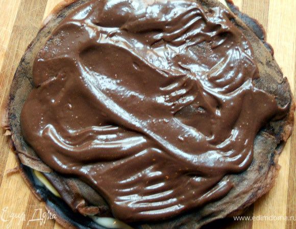 На следующий слой - шоколадный крем.***Воообще это дело творческое, чередовать слои можно как угодно, я вообще шоколадный крем использовал два раза, а потом про него забыл:)))***