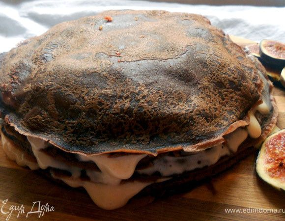 Сложно собрать ровный пирог, однако к этому можно приблизиться, использовав инжир разной толщины. Либо просто не обращать внимание на его неказистость:) Верхний слой слегка смазать медовым кремом, присыпать какао-порошком и отправить в холодильник часа на два! 