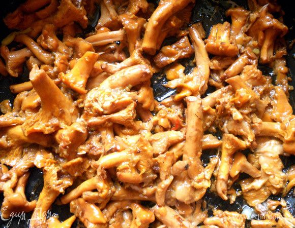 Лисички промыть и обжарить в глубокой сковороде бех масла, на сильном огне, 7-10 минут. После чего слить образовавшуюся жидкость, добавить немного масла и обжарить еще несколько минут. Отложить.