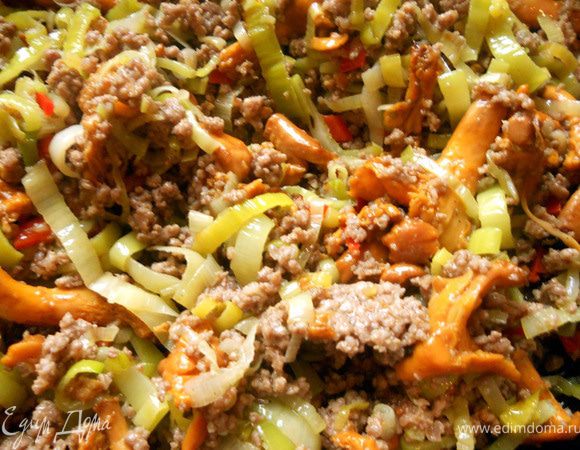 Вернуть лисички. Присолить, поперчить по вкусу, добавить немного свежего тимьяна и большую часть петрушки. 