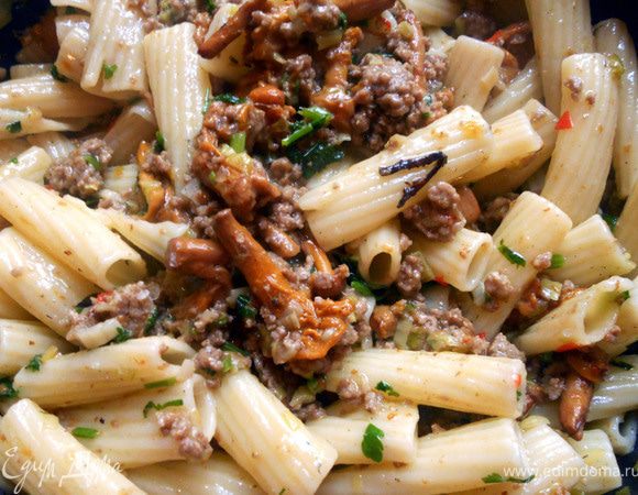 Отварить пасту до состояния al-dente, воду слить (несколько половников оставить). Соединить пасту с фаршем и лисичками, обязательно добавить воду, в которой варилась паста, а то паста будет сухой. Оставить в сковороде на пару минут, дойти. Подавать, присыпав оставшейся петрушкой! 