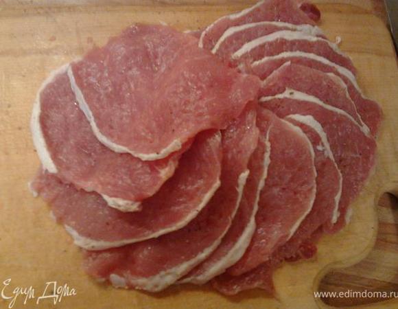Мясо режем тонкими ломтиками. Слегка отбиваем. Солим, перчим.
