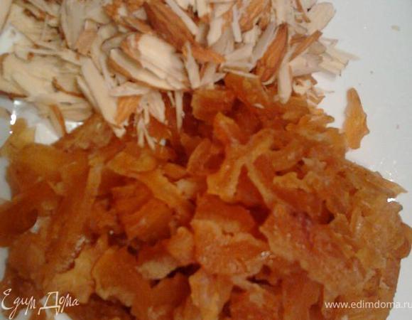 Сушеные груши заливаем кипятком. Оставляем на 15 минут. Затем мелко режем. Миндаль также измельчаем.