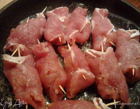 Заворачиваем начинку в мясо. Каждый рулетик скрепляем зубочисткой.