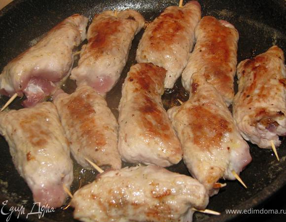 В сковороде разогреваем оливковое и сливочное масло. Обжариваем рулетики с двух сторон.