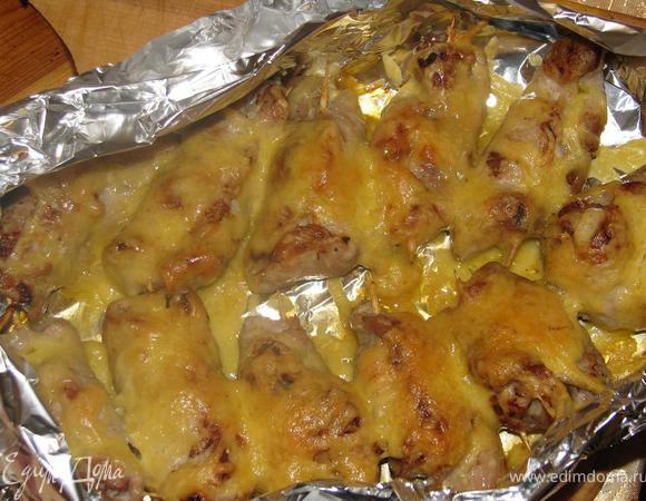 Укладываем на противень, застеленый фольгой. Присыпаем рулетики тертым твердым сыром. Запекаем 15 минут при 190.