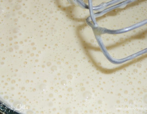 Добавить просеянную муку,постепенно,ванильный сахар взбить.