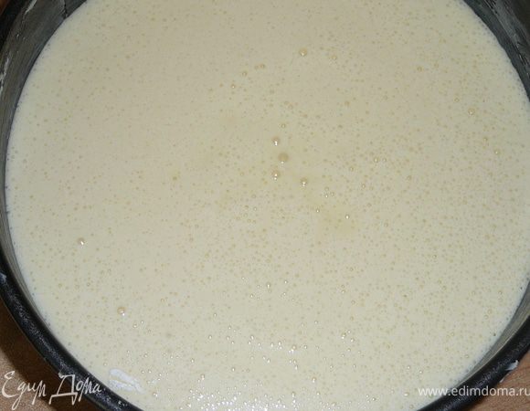 Вылить тесто в две формы,одну большую для первого яруса(у меня 18см.форма),вторая для второго яруса форма 13см.Форму застелить смазанным сливочным маслом пергаментов.